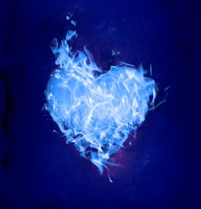 Herz in blauen Flammen